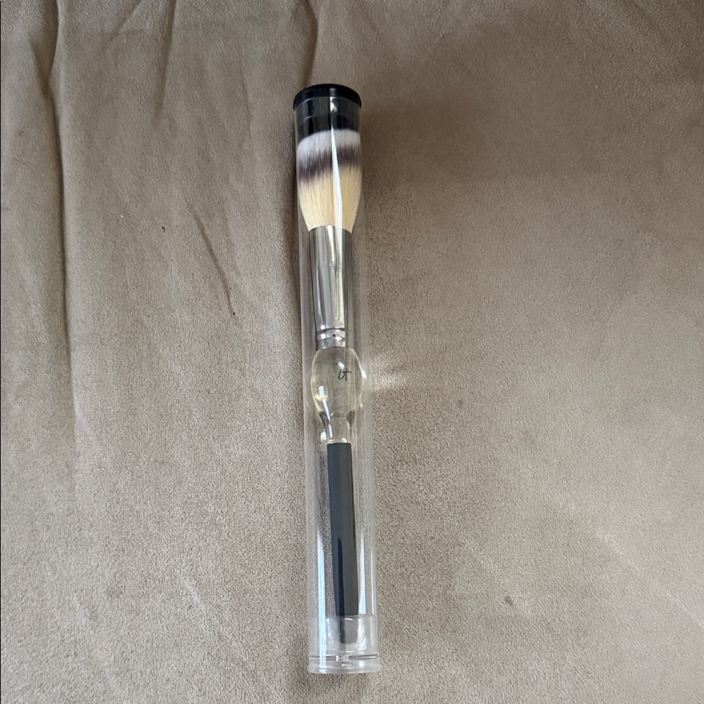 IT Cosmetics heavenly luxe French boutique No 4 brush
